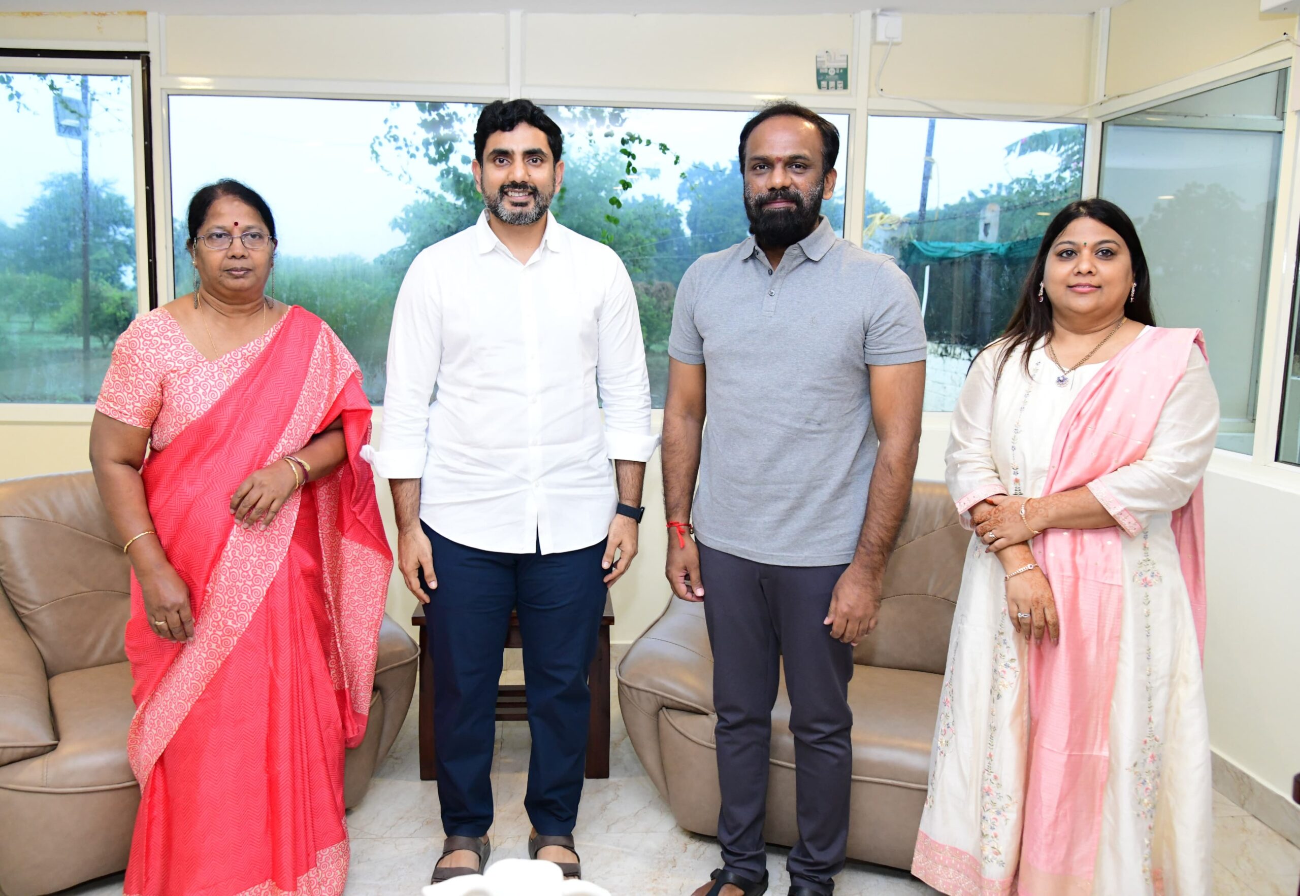 వంగవీటి రాధాను పరామర్శించిన నారా లోకేష్